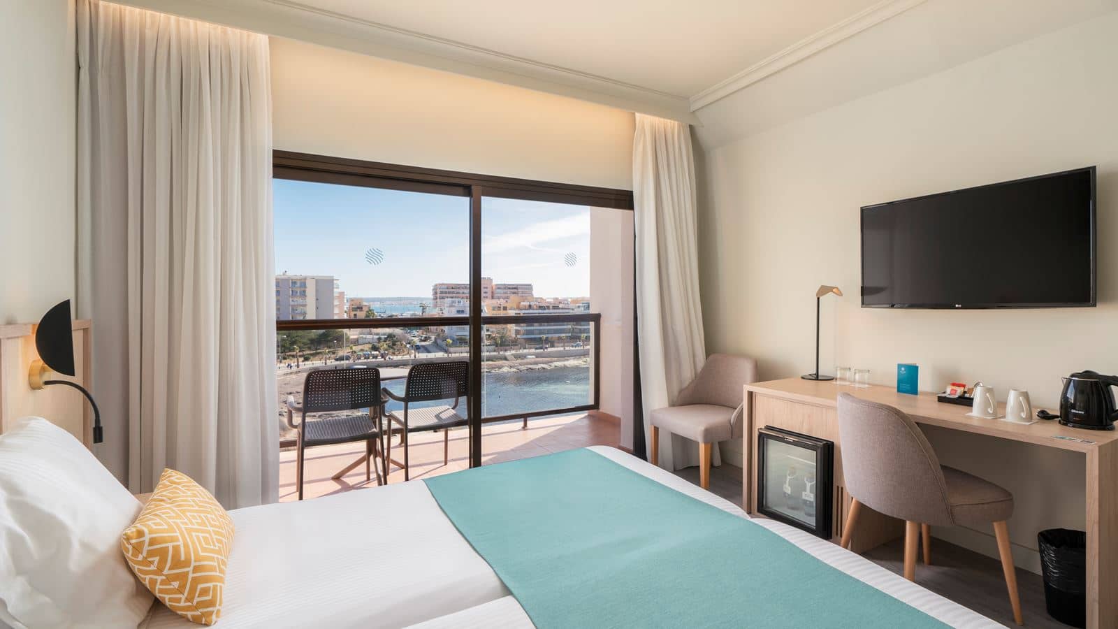 rooms-double-superior-pool--seaview-singleuse-with-balcony