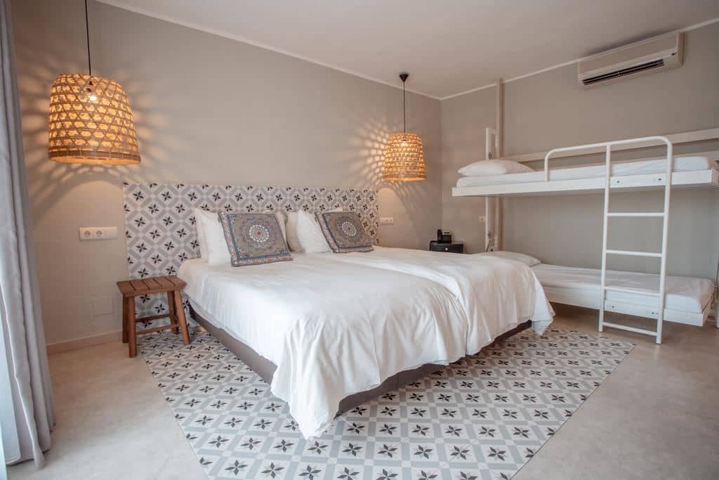 rooms-family-room-garden-view-quad-balcony-or-terrace