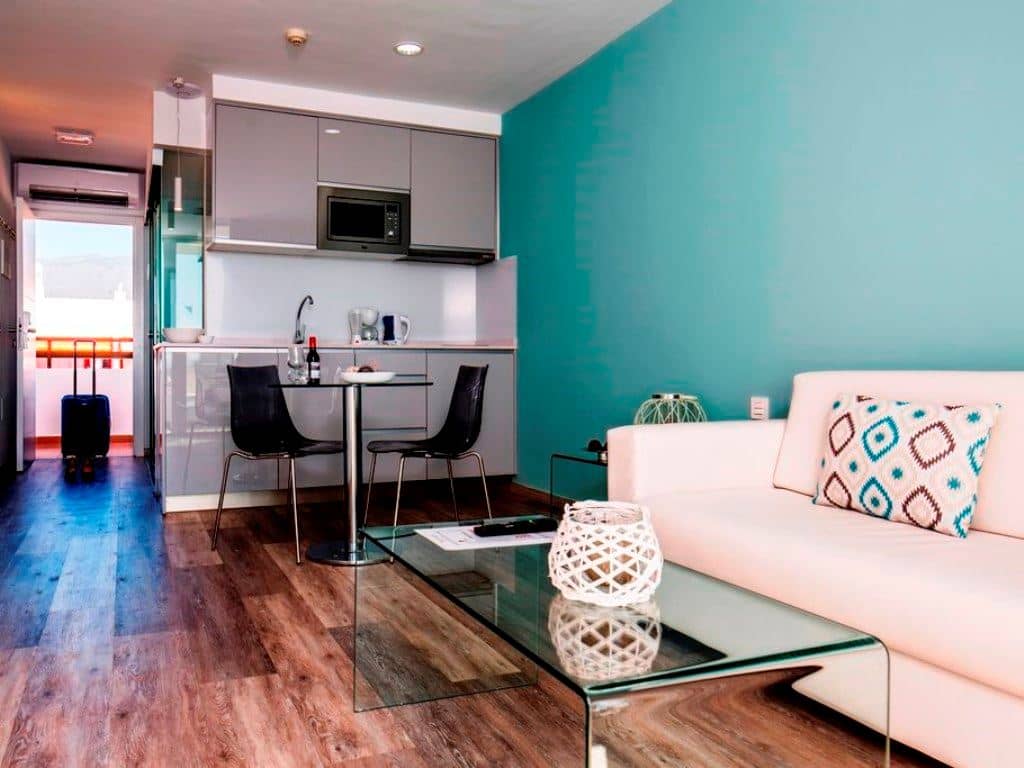 rooms-junior-suite-pool-view--balcony-or-terrace
