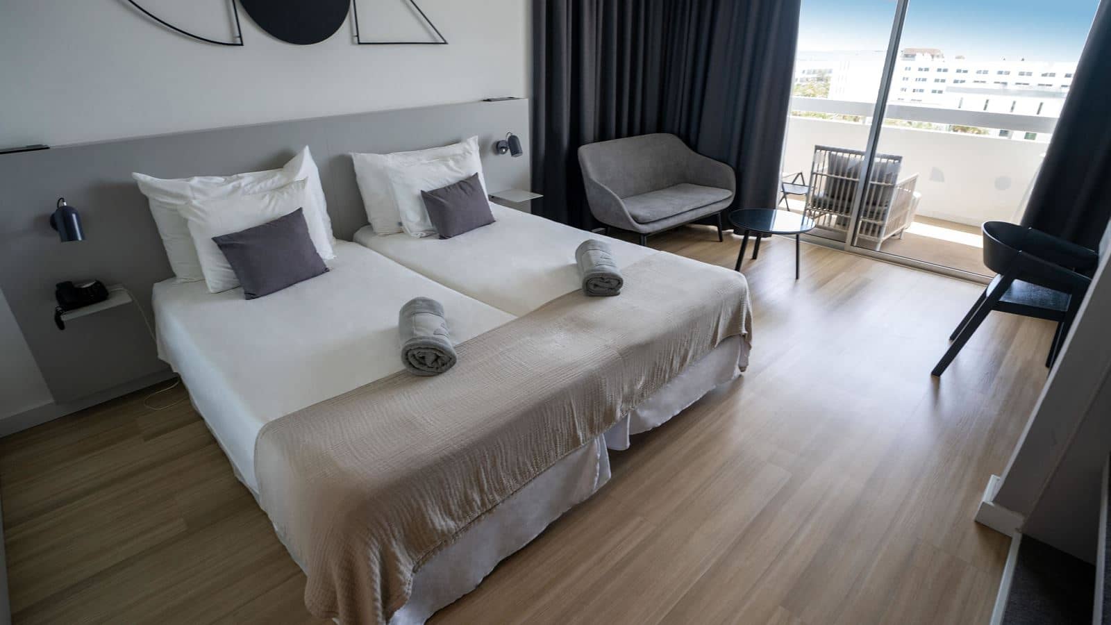 rooms-junior-suite-pool-view--balcony-or-terrace
