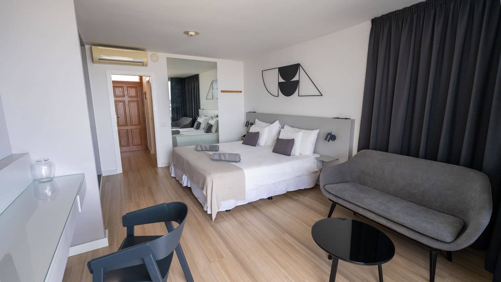 rooms-junior-suite-pool-view--balcony-or-terrace