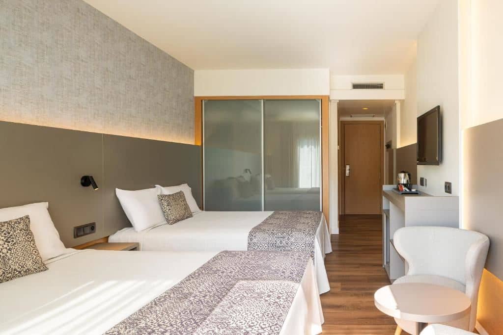 rooms-double-pool-view