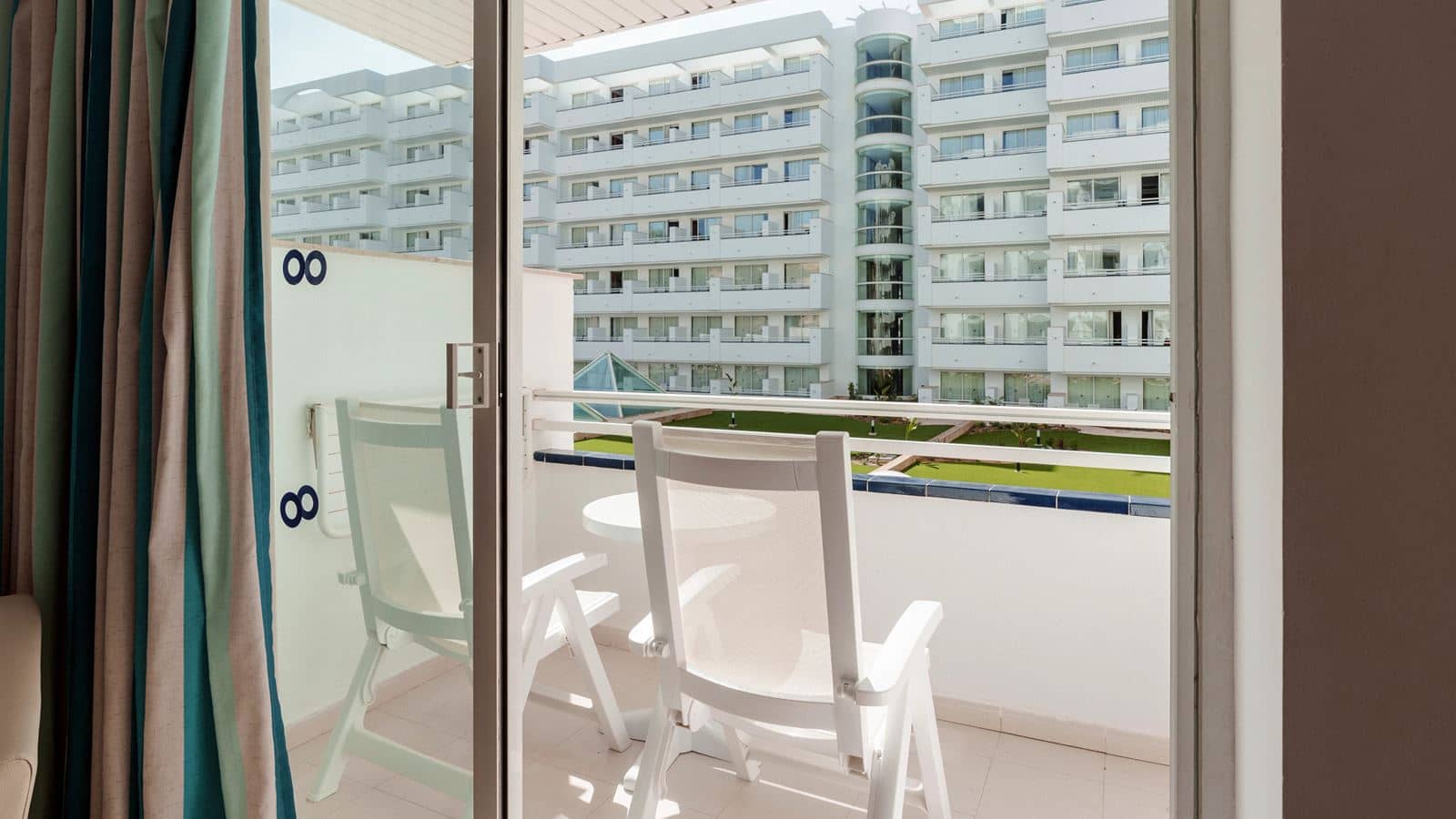 rooms-family-room-2-dbl-rooms-interconnected-balcony-or-terrace