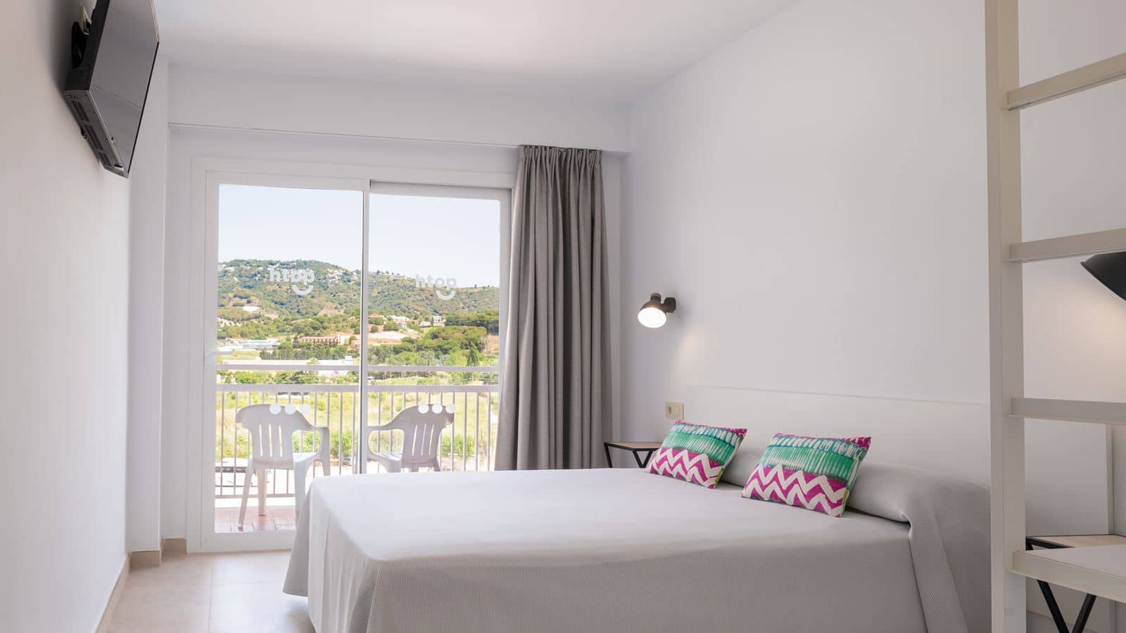 rooms-double-standard-balcony-or-terrace