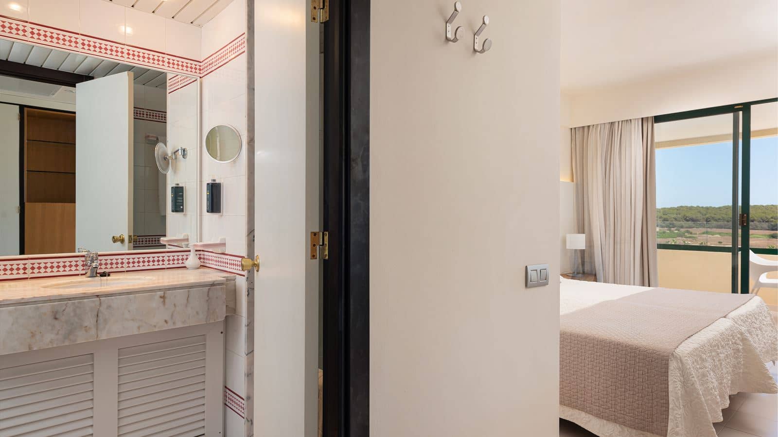 rooms-double-lateral-sea-view-with-balcony