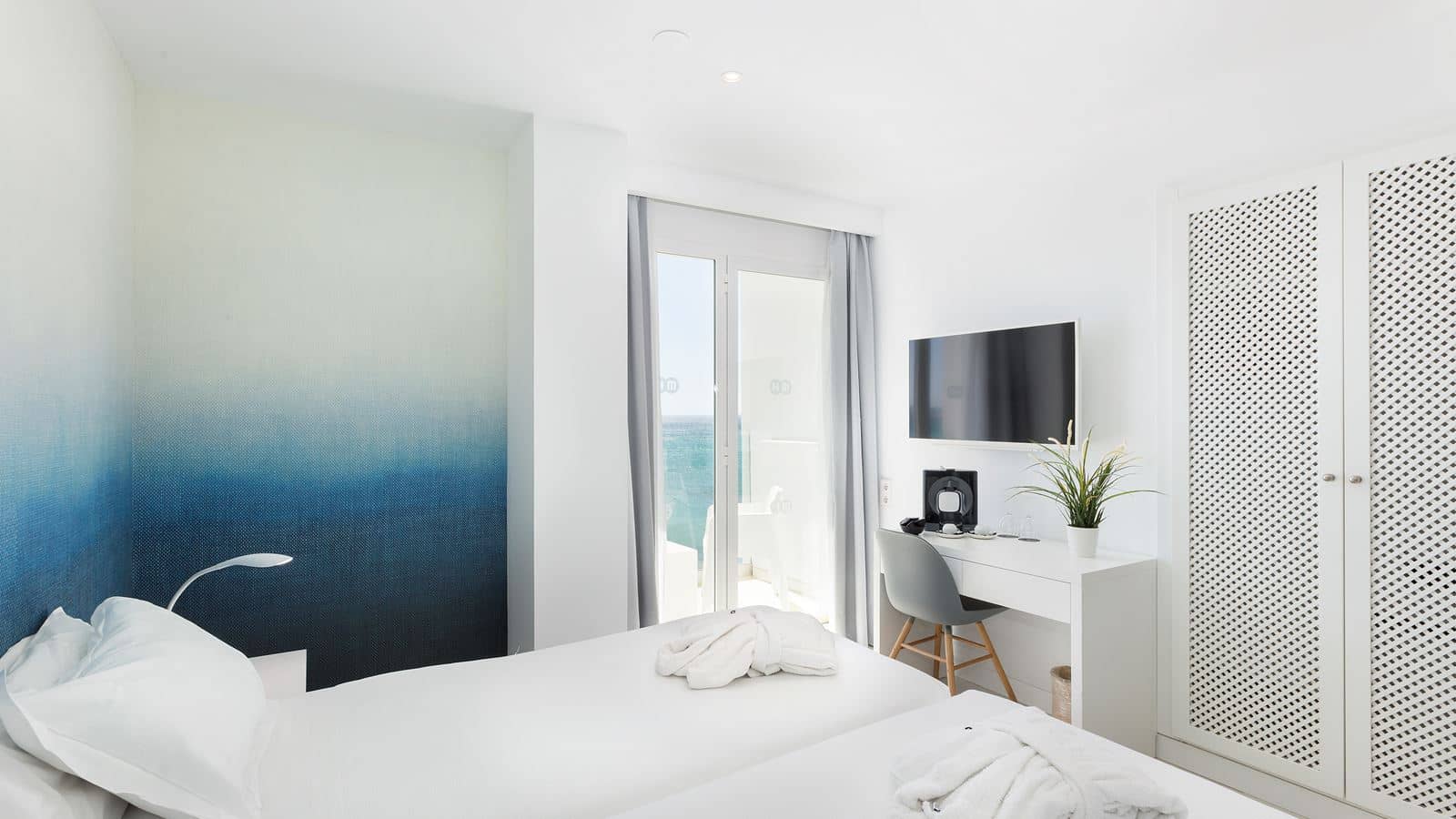 rooms-double-premium-swim-up-frontal-sea-view-balcony