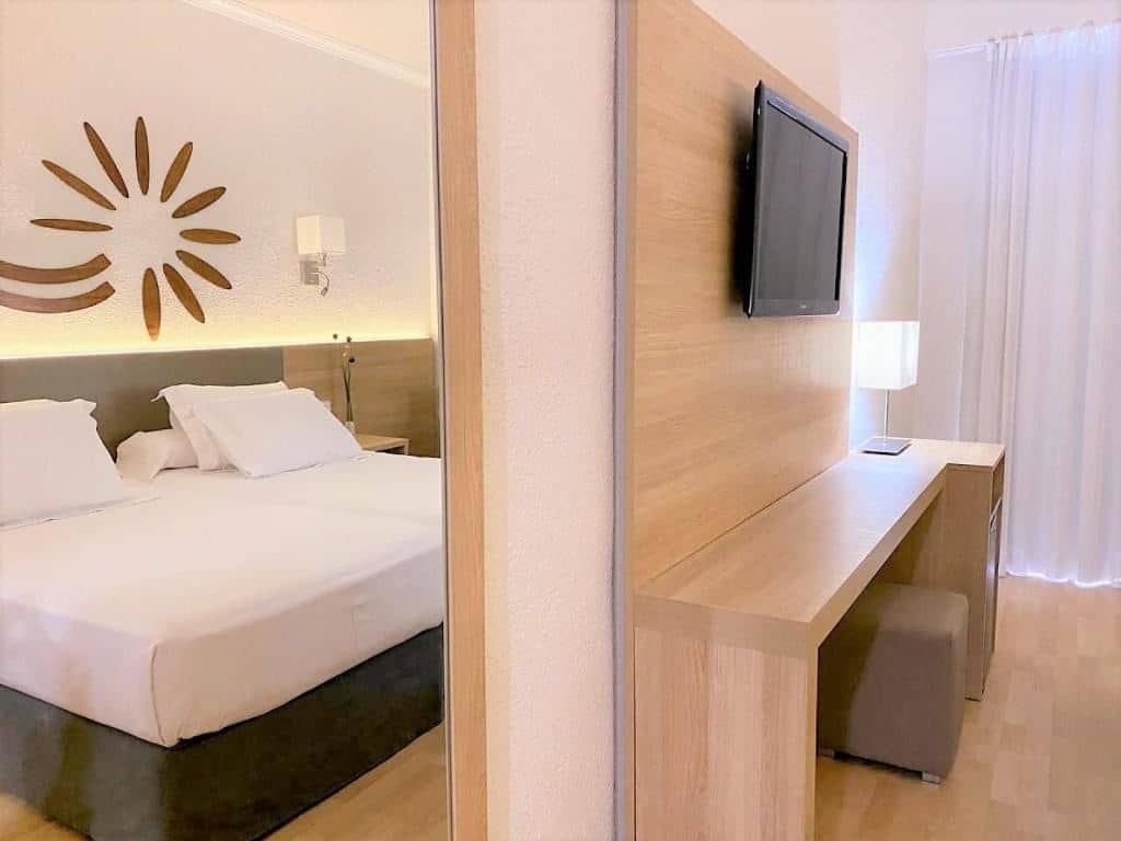 rooms-standard-room-pool-view