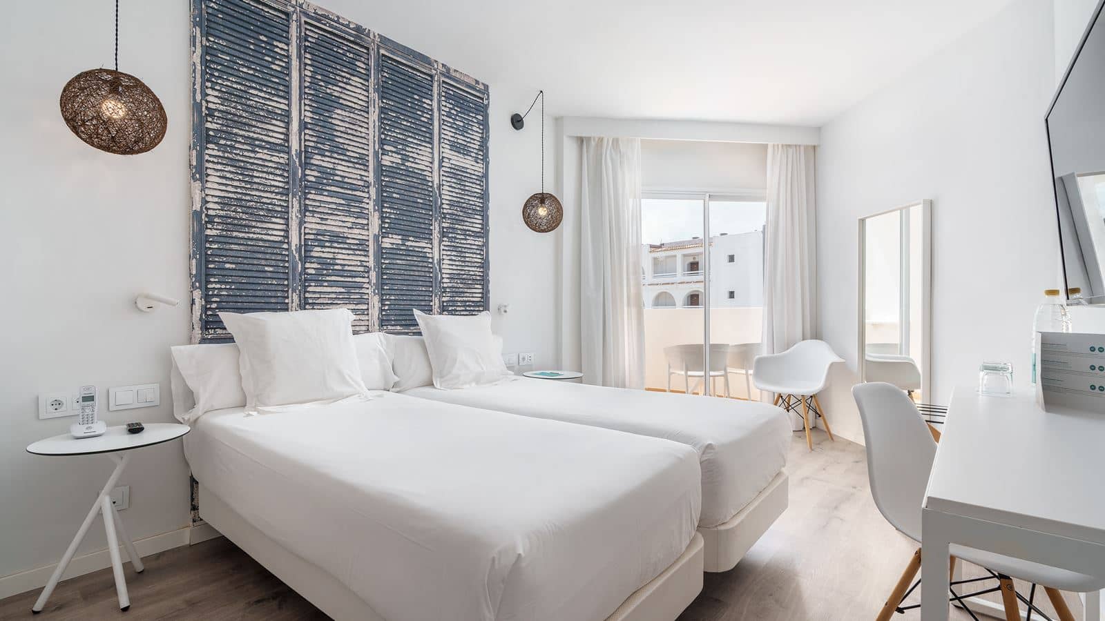 rooms-room-double-balcony