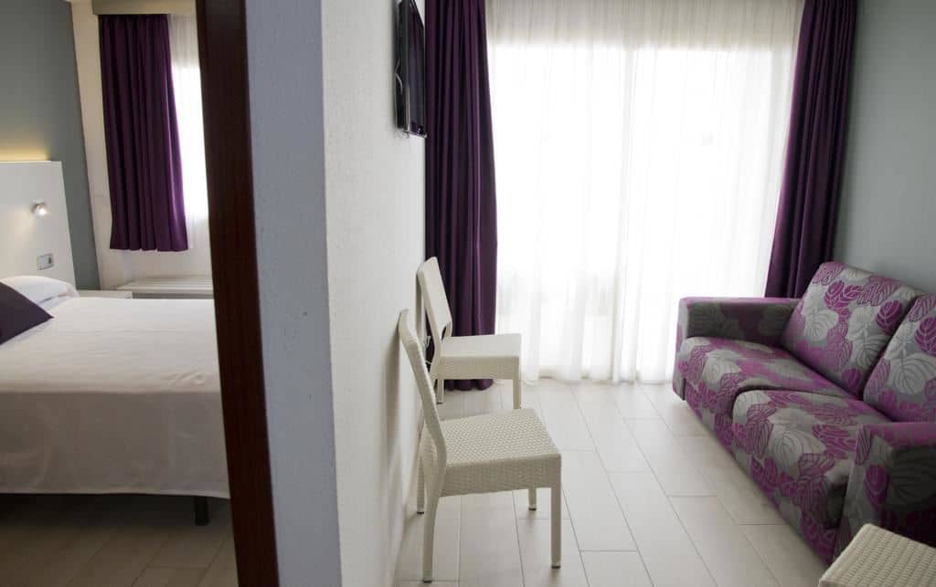 rooms-family-room-1-bedroom-balcony-or-terrace