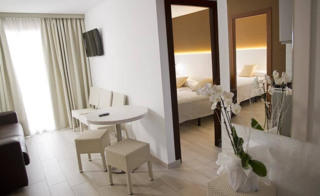 rooms-family-room-2-bedrooms-balcony-or-terrace