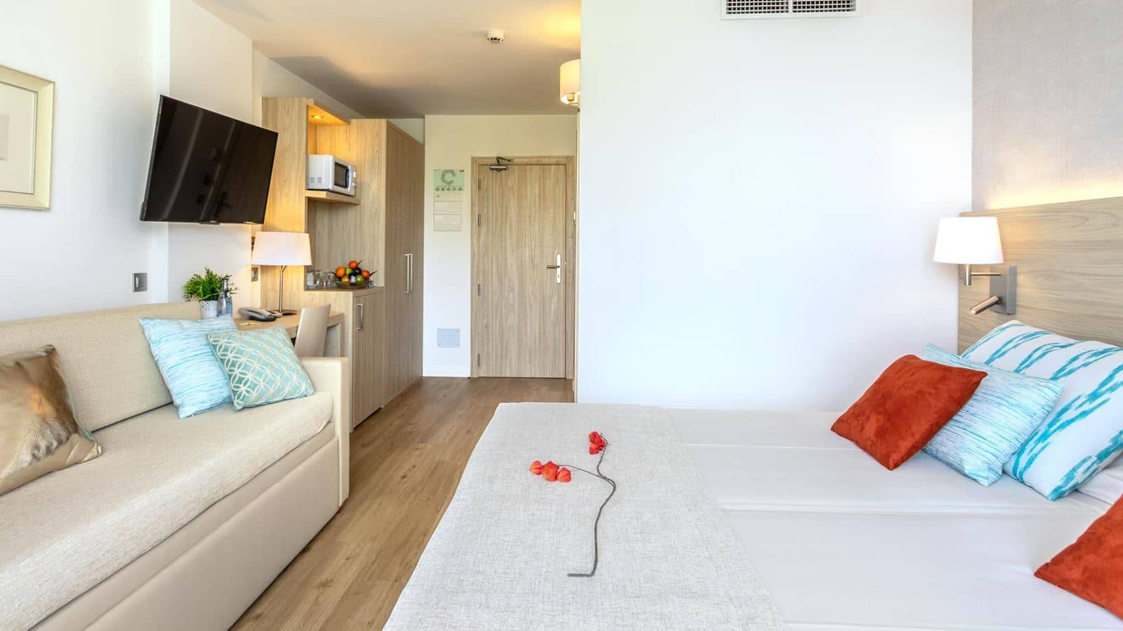 rooms-double-room--balcony-or-terrace