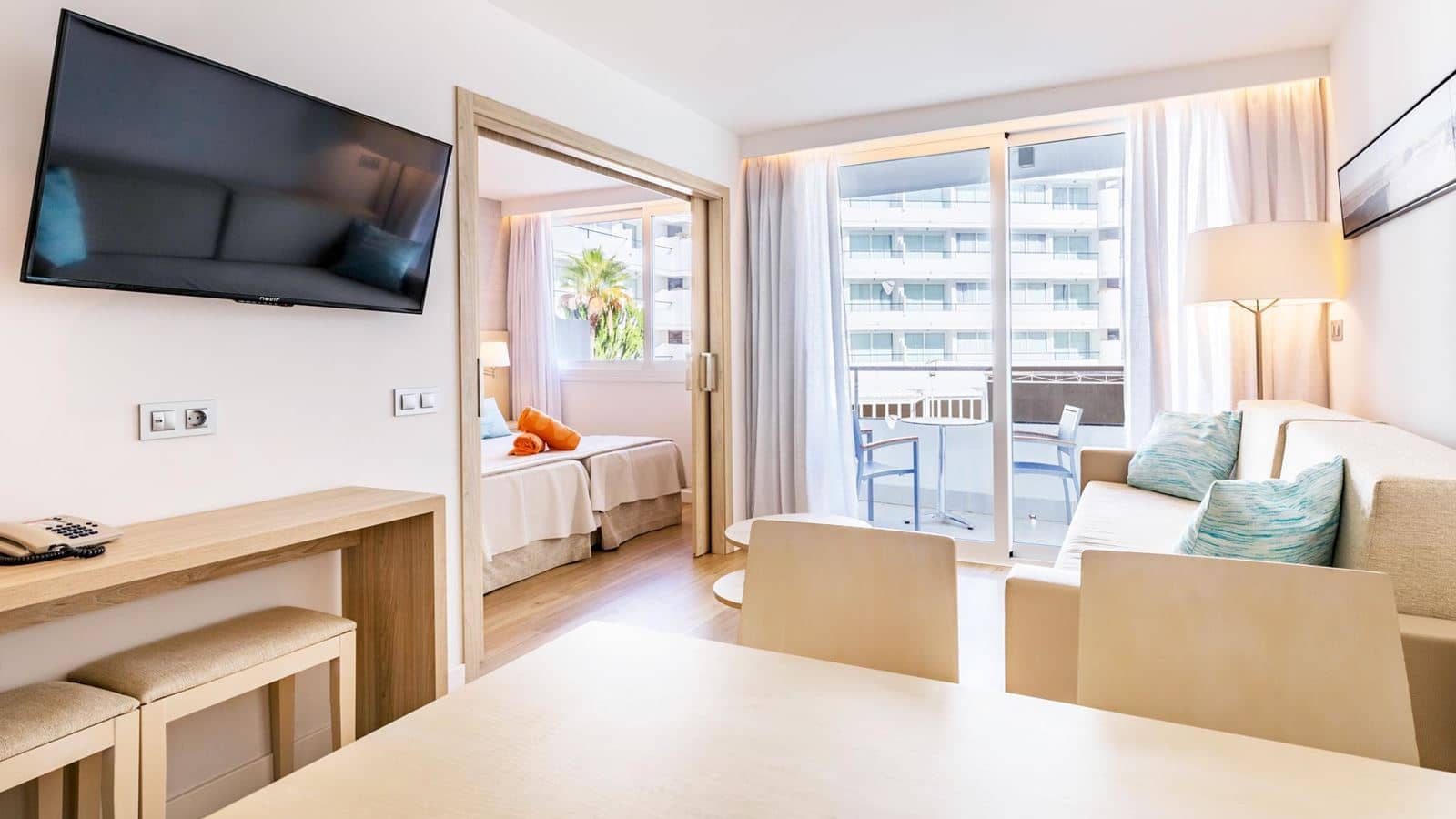 rooms-apt-1-bedroom-pool-view