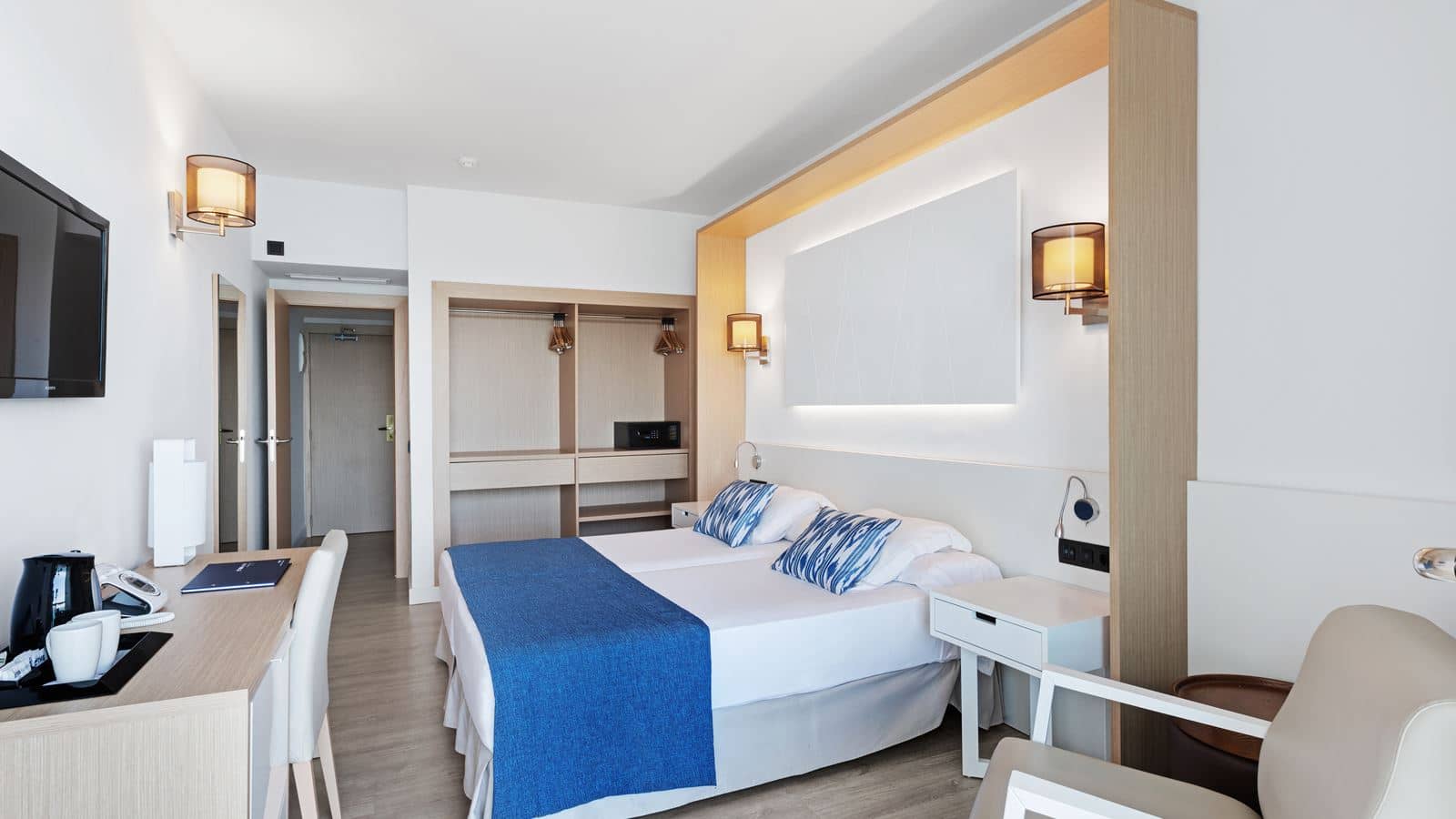 rooms-apartment-1-bedroom-balcony-or-terrace