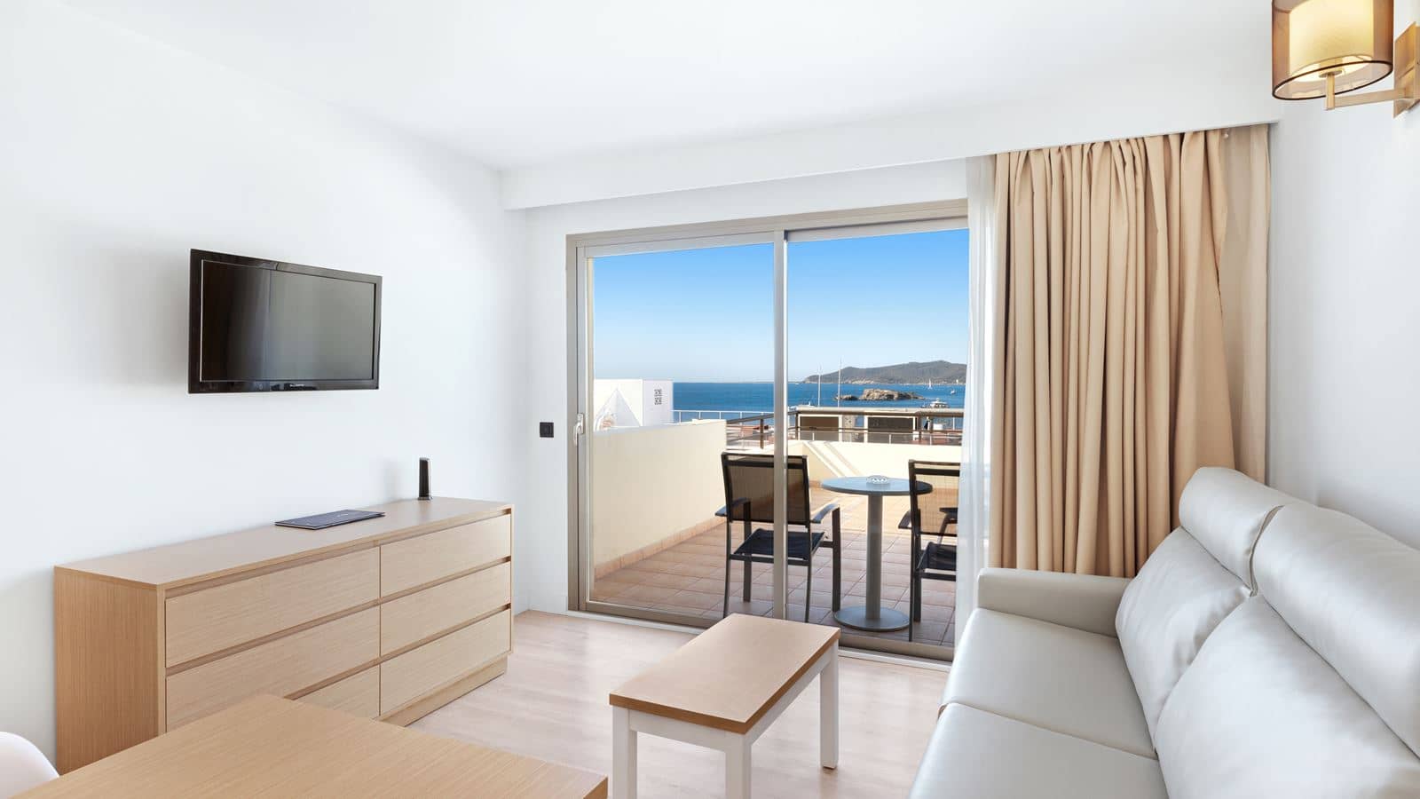 rooms-apartment-1-bedroom-balcony-or-terrace