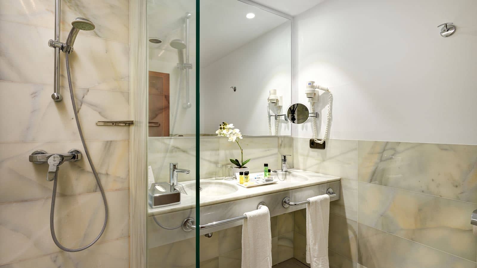 rooms-juniorsuite-lateralseaview-balcony-or-terrace