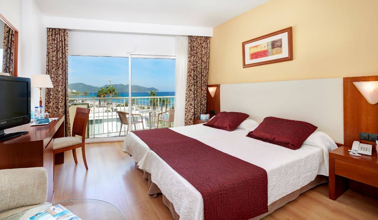rooms-room-double-lateralseaview-balcony-or-terrace