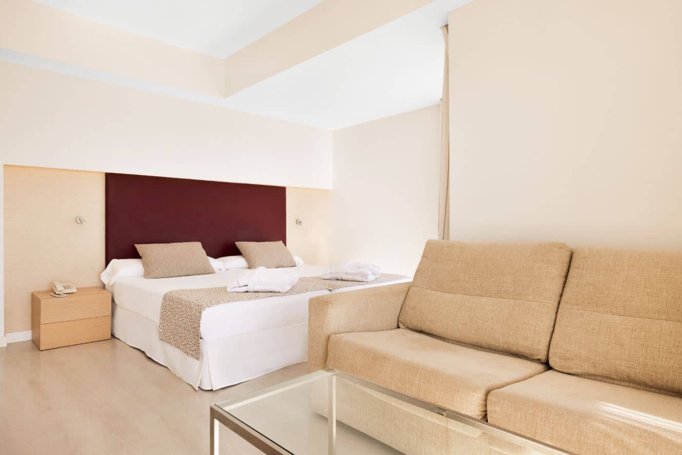 rooms-junior-suite-sea-view-balcony-or-terrace