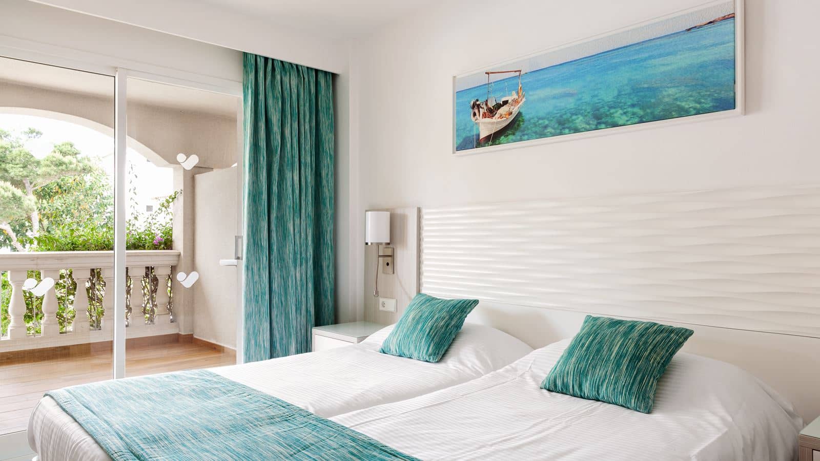 rooms-apartment-1-bedroom-balcony-or-terrace