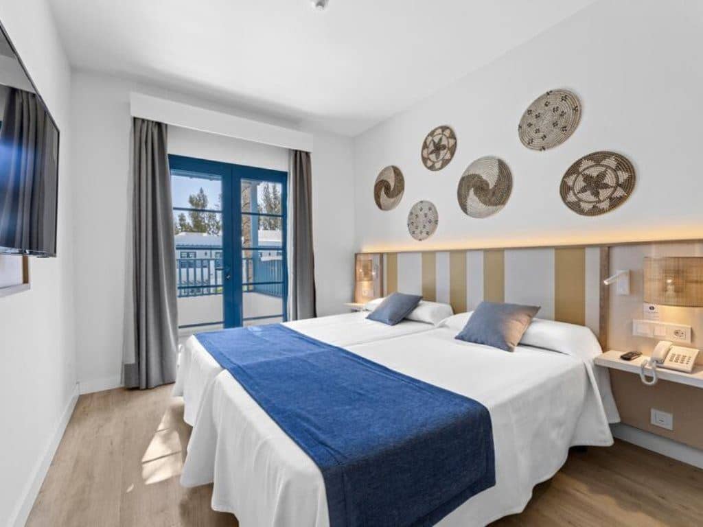 rooms-a1p-renovated-deluxe-1-bedroom-with-balcony-or-terrace