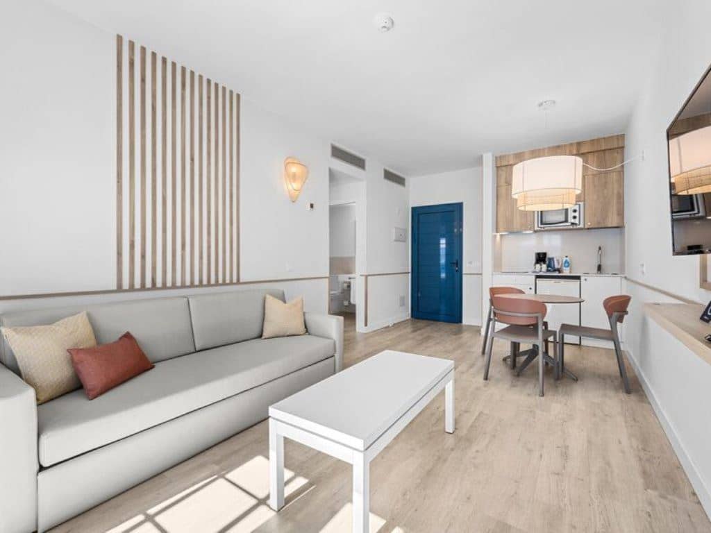 rooms-a1p-renovated-deluxe-1-bedroom-with-balcony-or-terrace