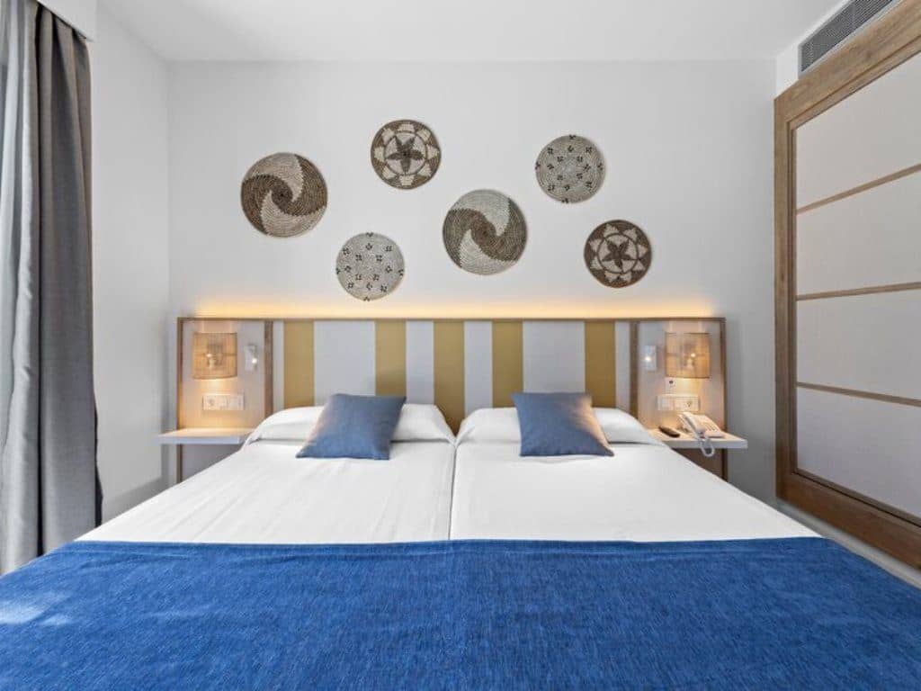 rooms-a1p-renovated-pool-view-deluxe-pool-view-1-bedroom-with-balcony-or-terrace