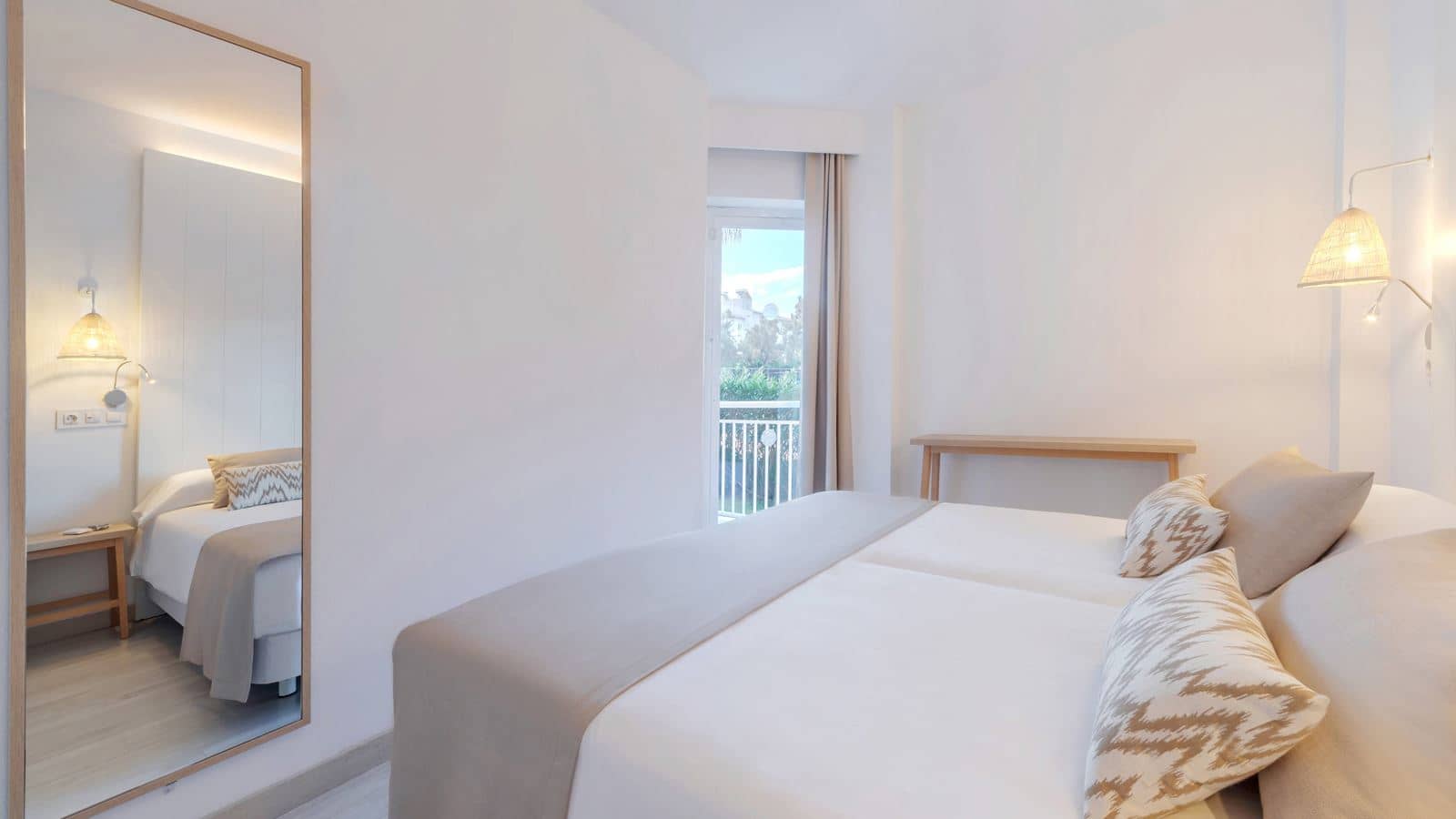 rooms-superior-1-bedroom-apartment-with-balcony-or-terrace