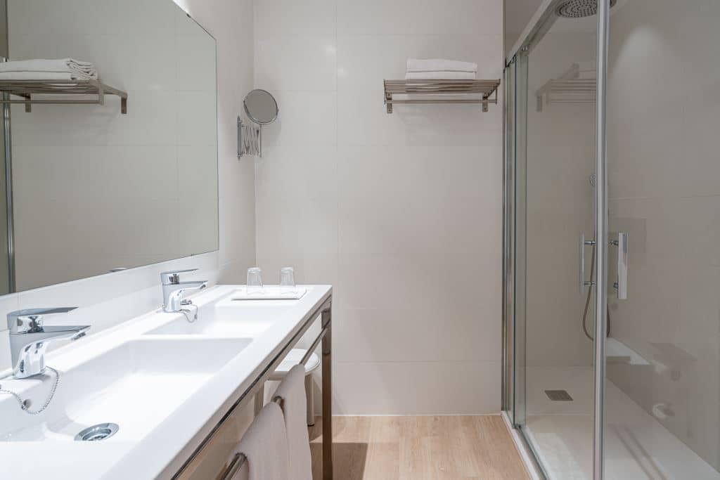 rooms-room-double-lateralseaview-balcony