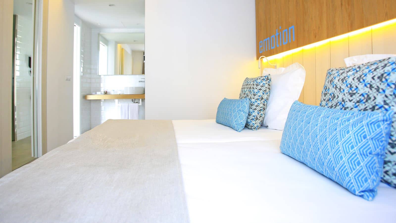 rooms-deluxe-room-balcony-or-terrace
