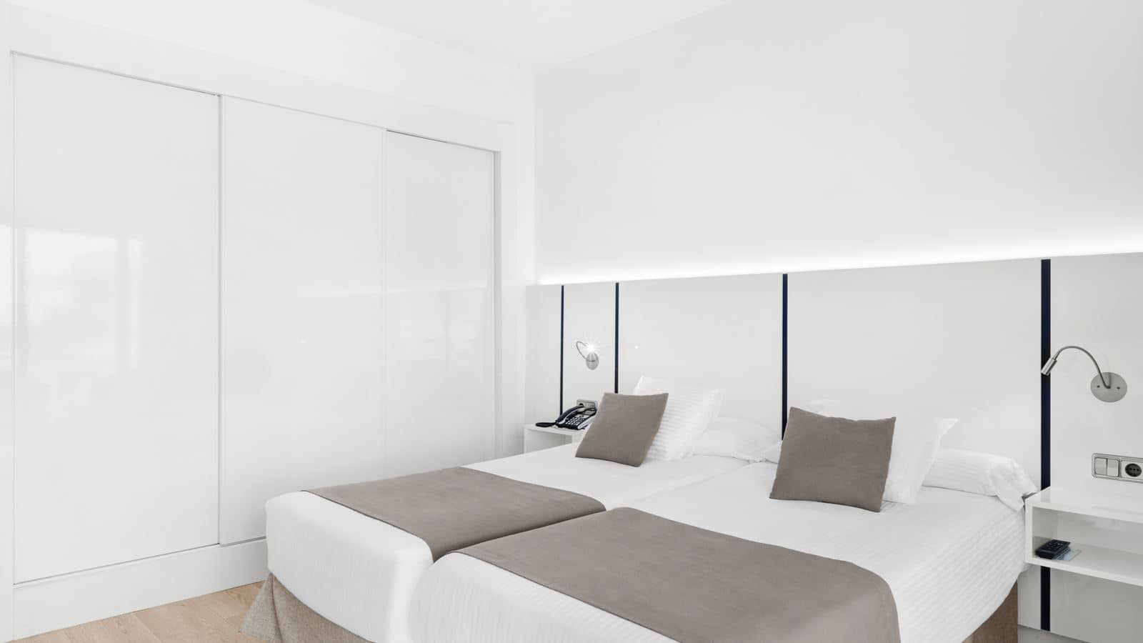 rooms-room-superior-double-lateralseaview-balcony