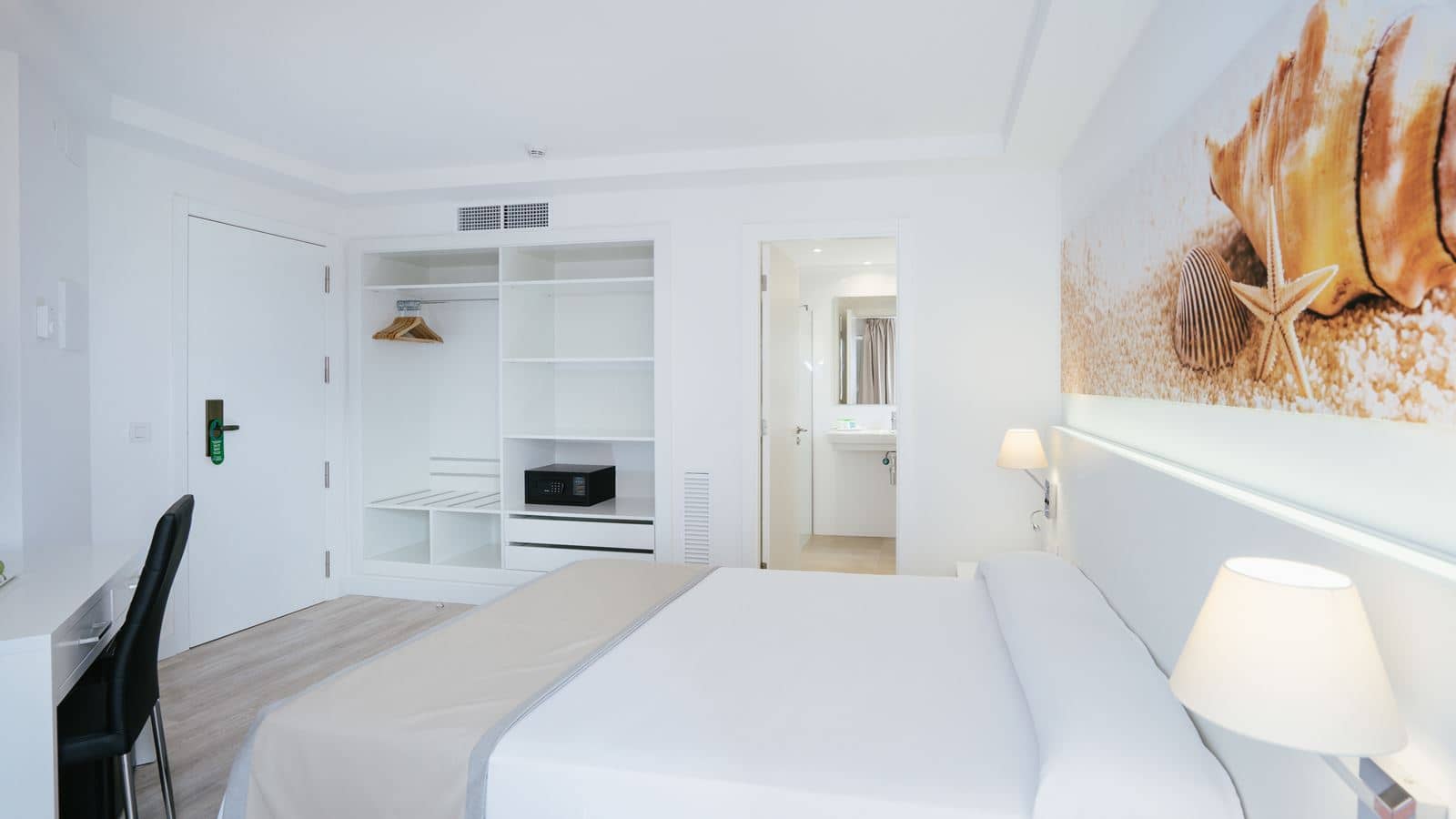 rooms-standard-room-balcony