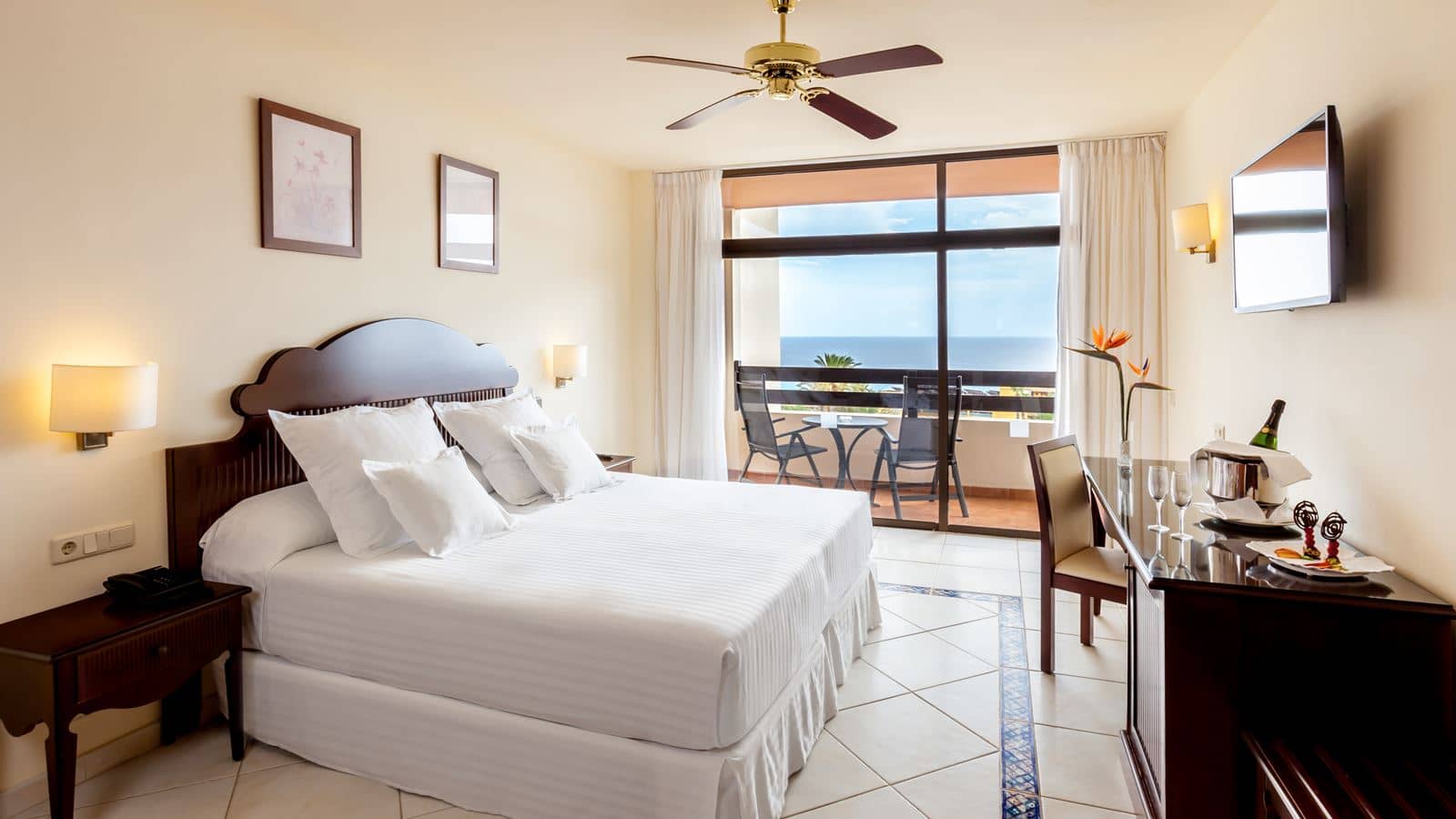 rooms-dbl-family-seaviewsea-view-2-adl-+-2-chd-quadruple-balcony-or-terrac