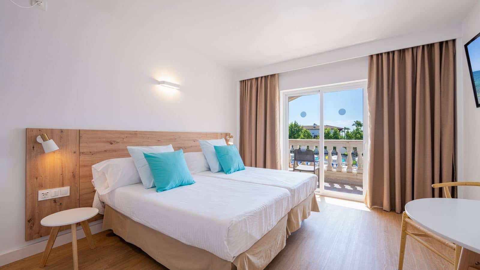 rooms-junior-suite-poolview--balcony-or-terrace