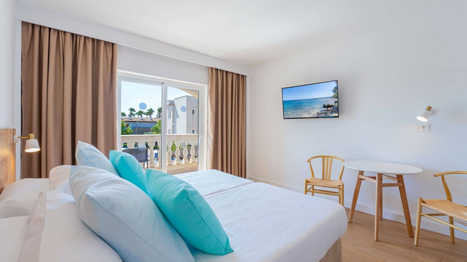 rooms-junior-suite-poolview--balcony-or-terrace