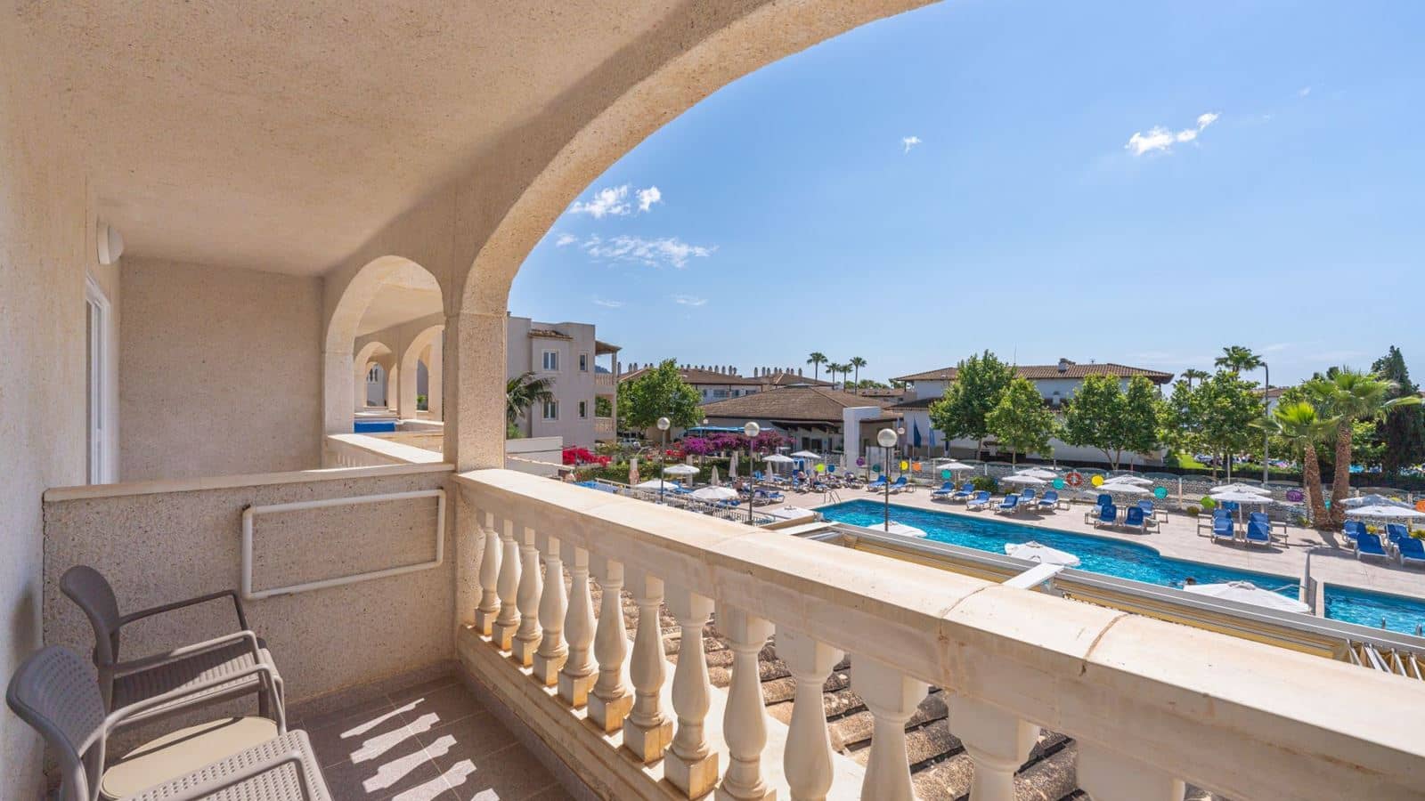 rooms-junior-suite-poolview--balcony-or-terrace