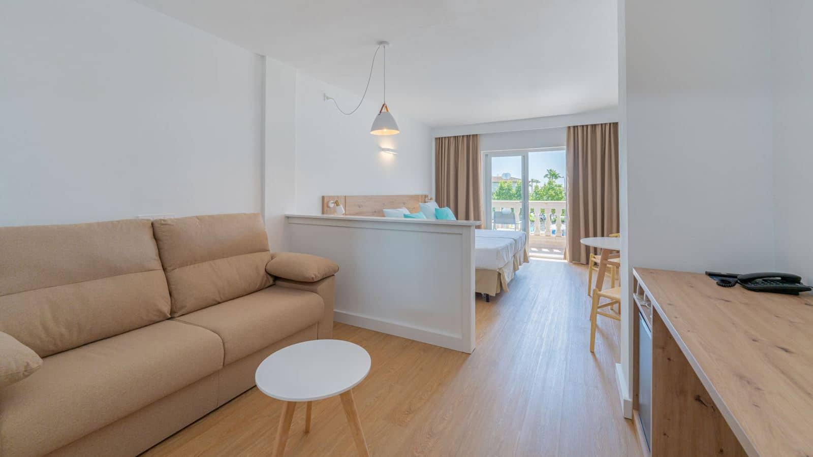 rooms-junior-suite-poolview--balcony-or-terrace