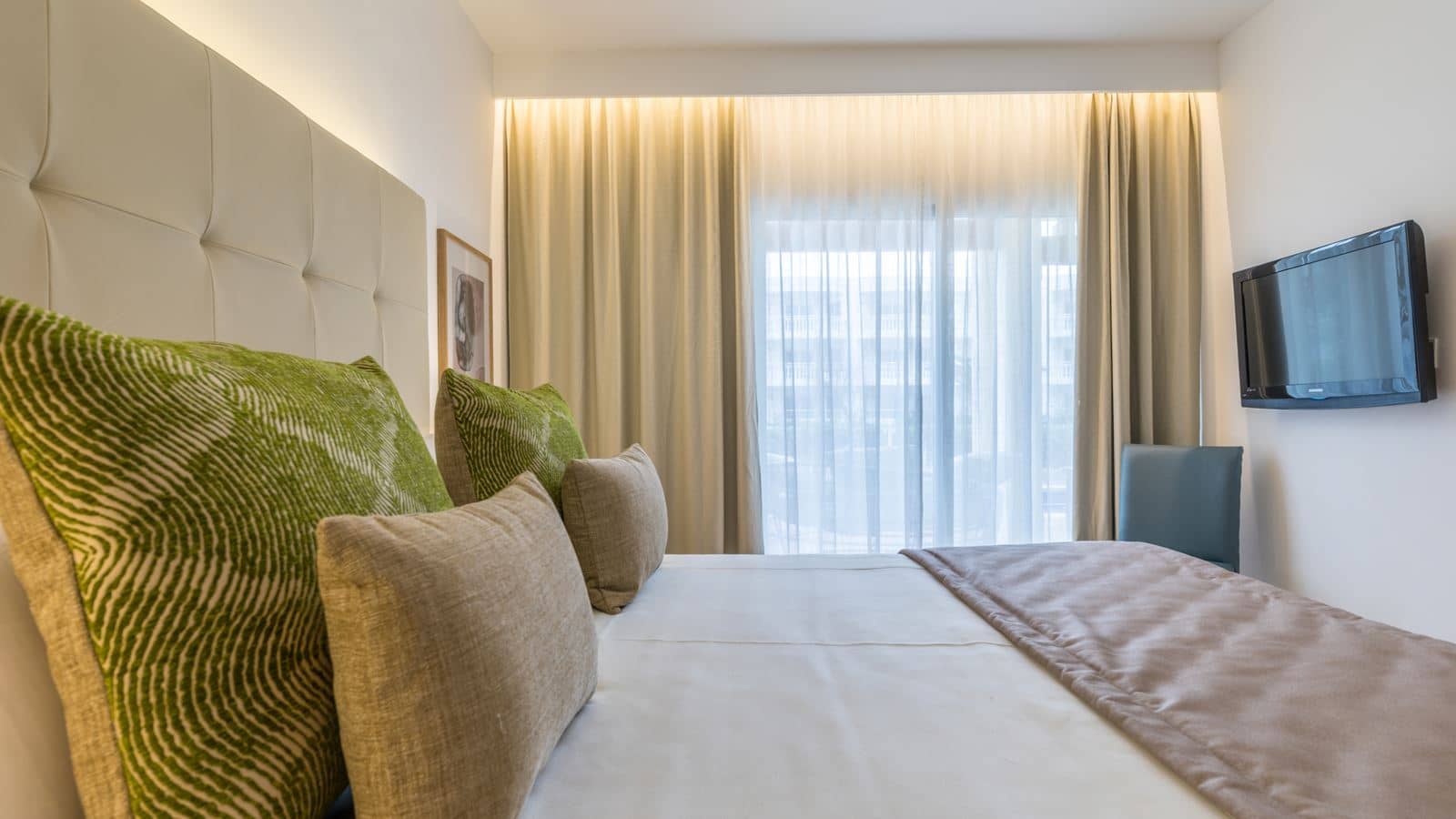 rooms-1-bedroom-suite-balcony-or-terrace