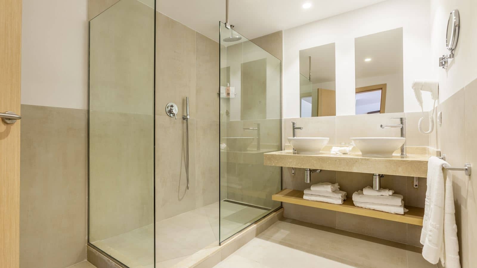 rooms-1-bedroom-suite-balcony-or-terrace