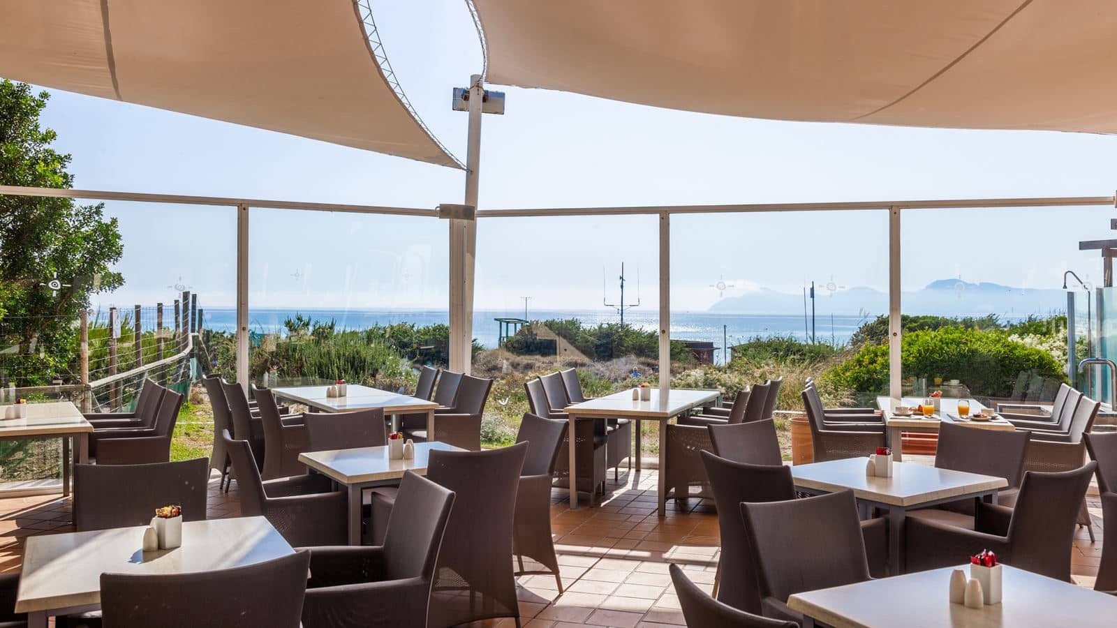 bars-mirablau-beach-bar