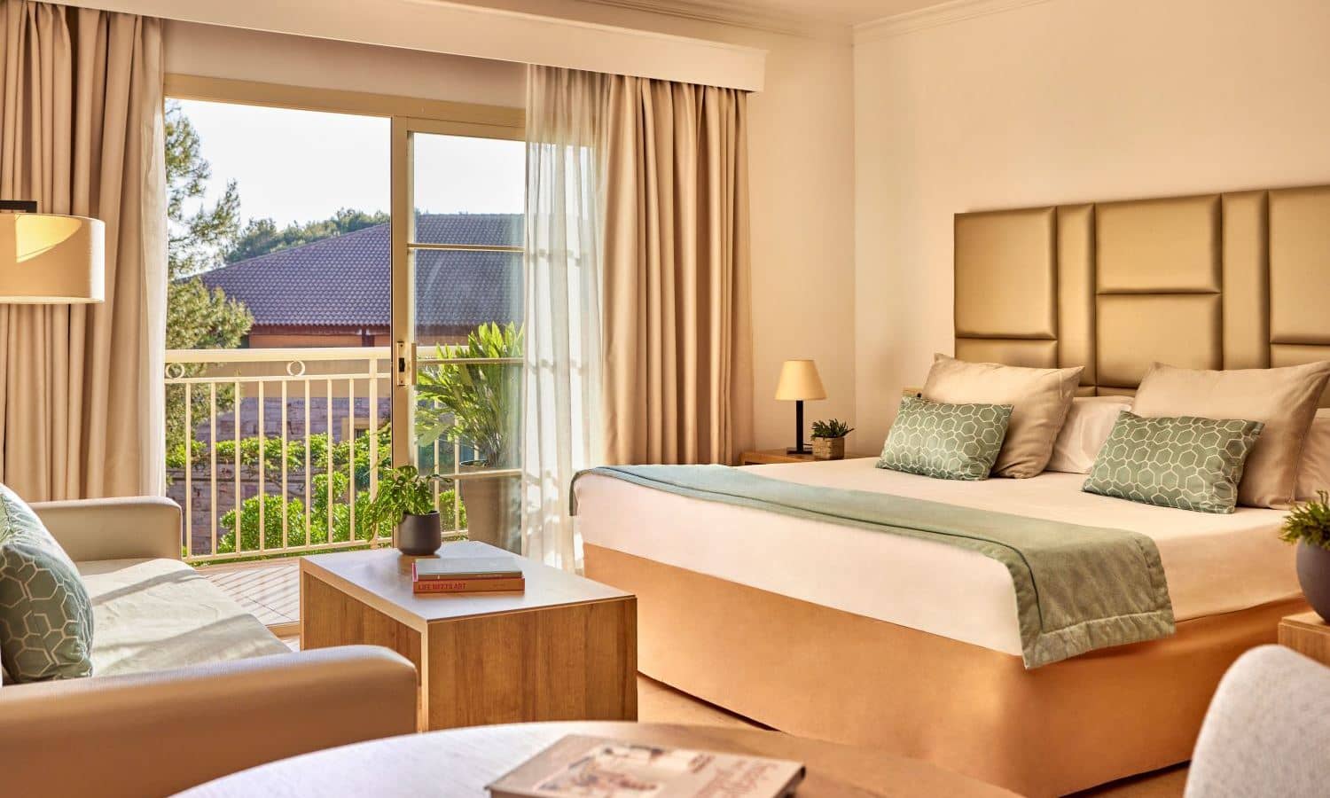 rooms-studio-pool-view
