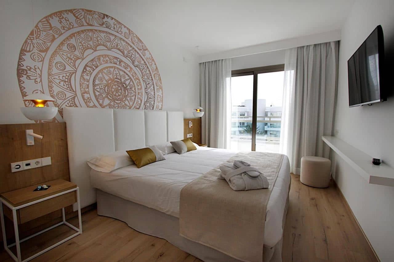 rooms-double-pool-view