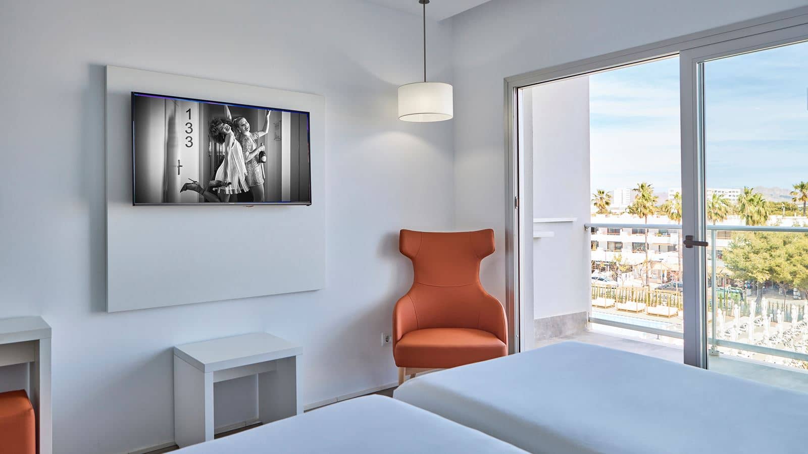 rooms-doble-poolview--balcony-or-terrace