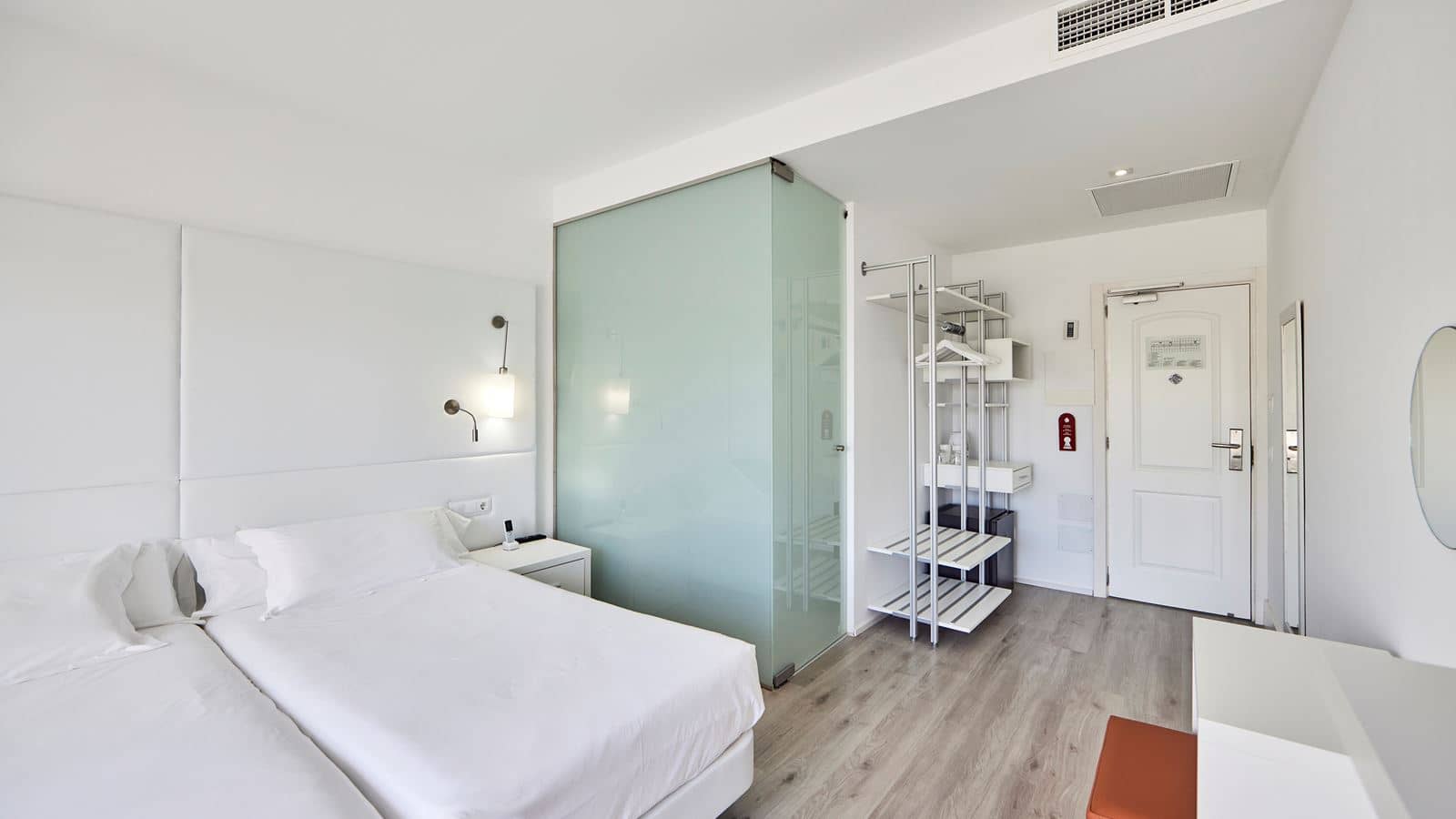 rooms-doble-poolview--balcony-or-terrace