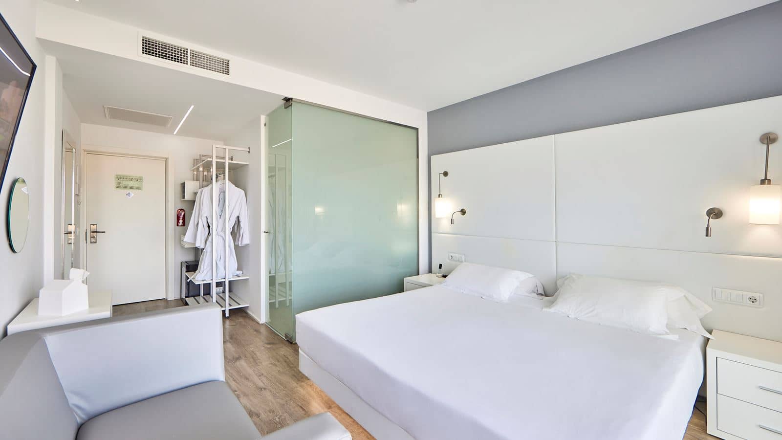 rooms-lux-double-deluxe-with-balcony-upper-floors