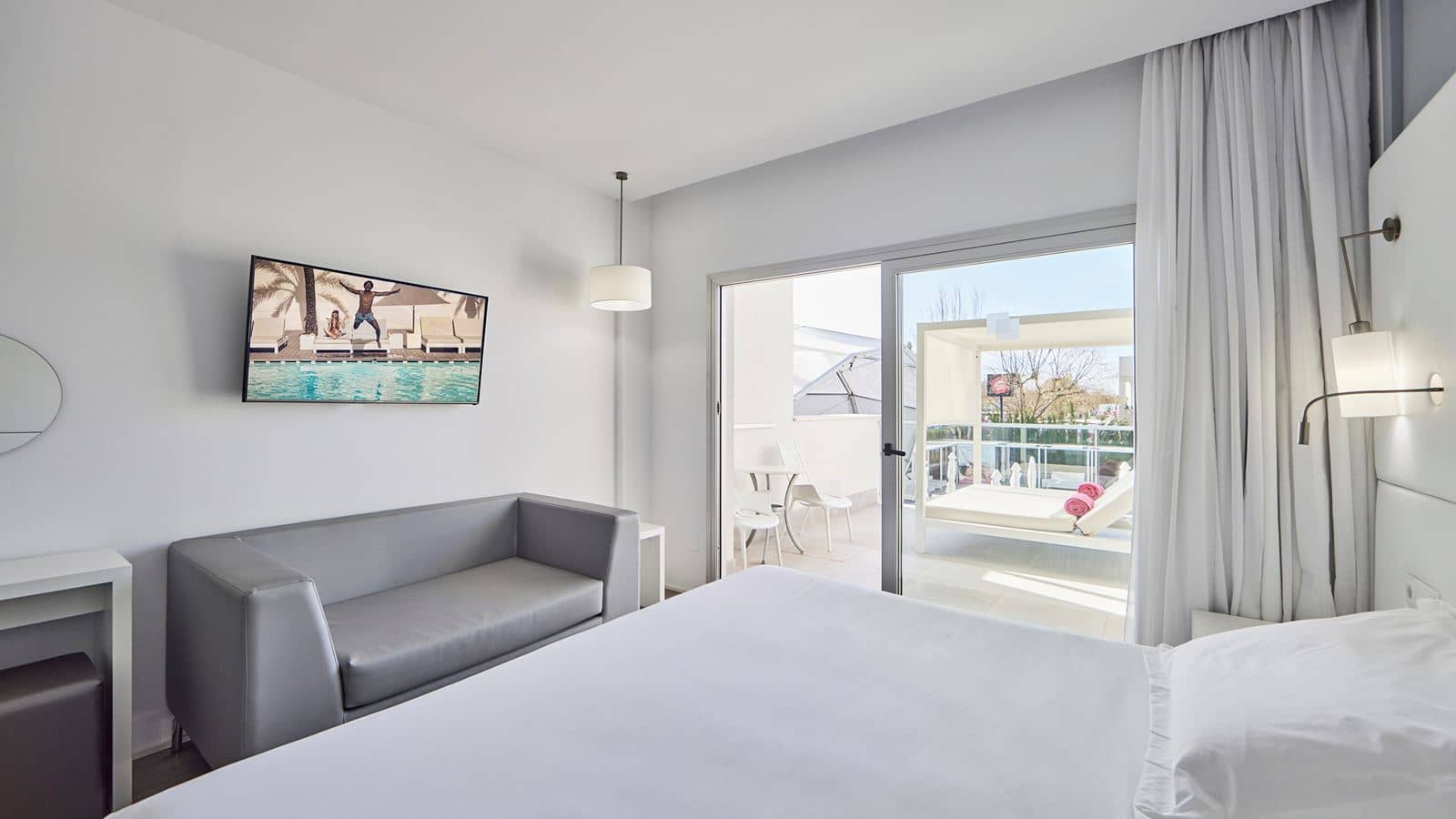 rooms-lbb-deluxe-pool-view-with--bali-bed-first-floor--terrace