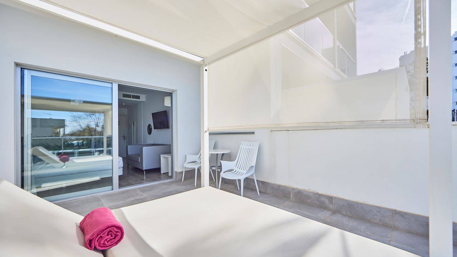 rooms-lbb-deluxe-pool-view-with--bali-bed-first-floor--terrace