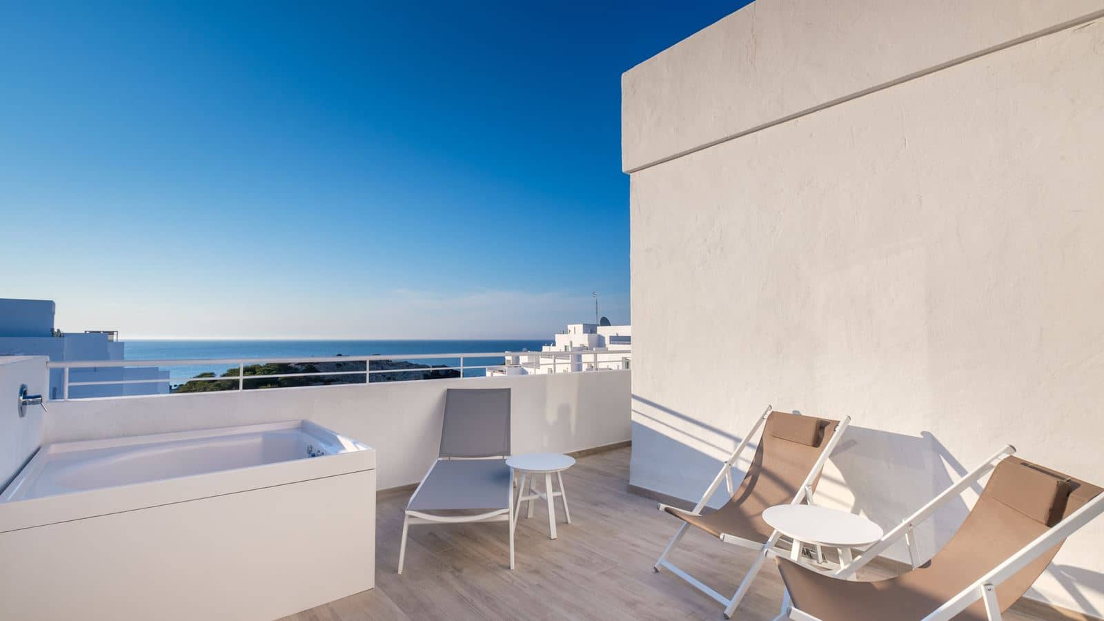 rooms-deluxe-sea-view-with-jacuzzi