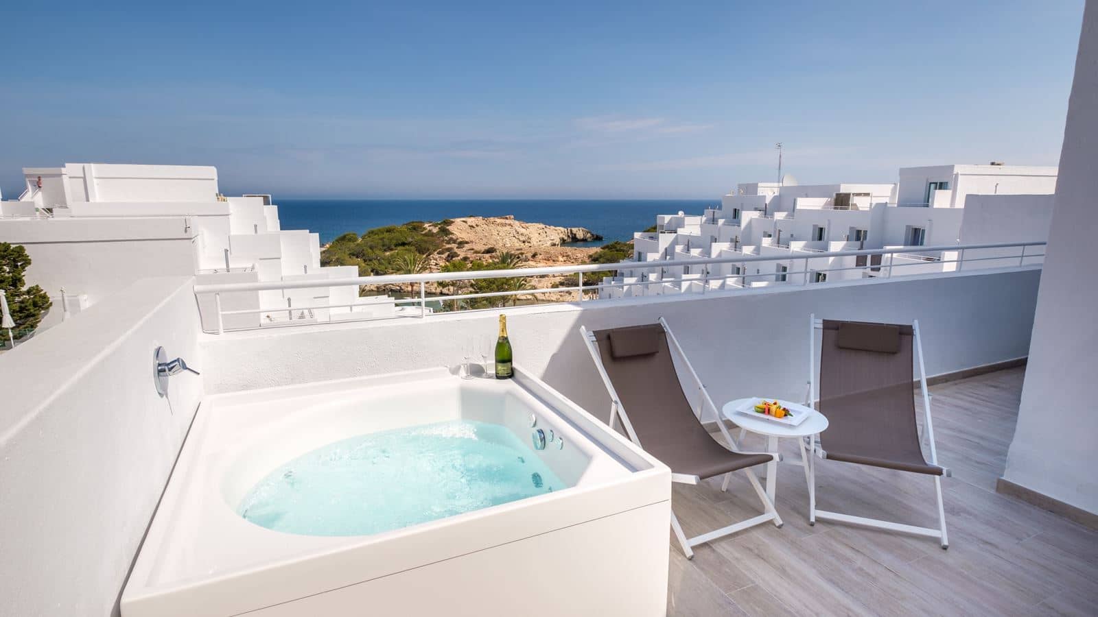 rooms-junior-suite-deluxe-sew-view-with-jacuzzi