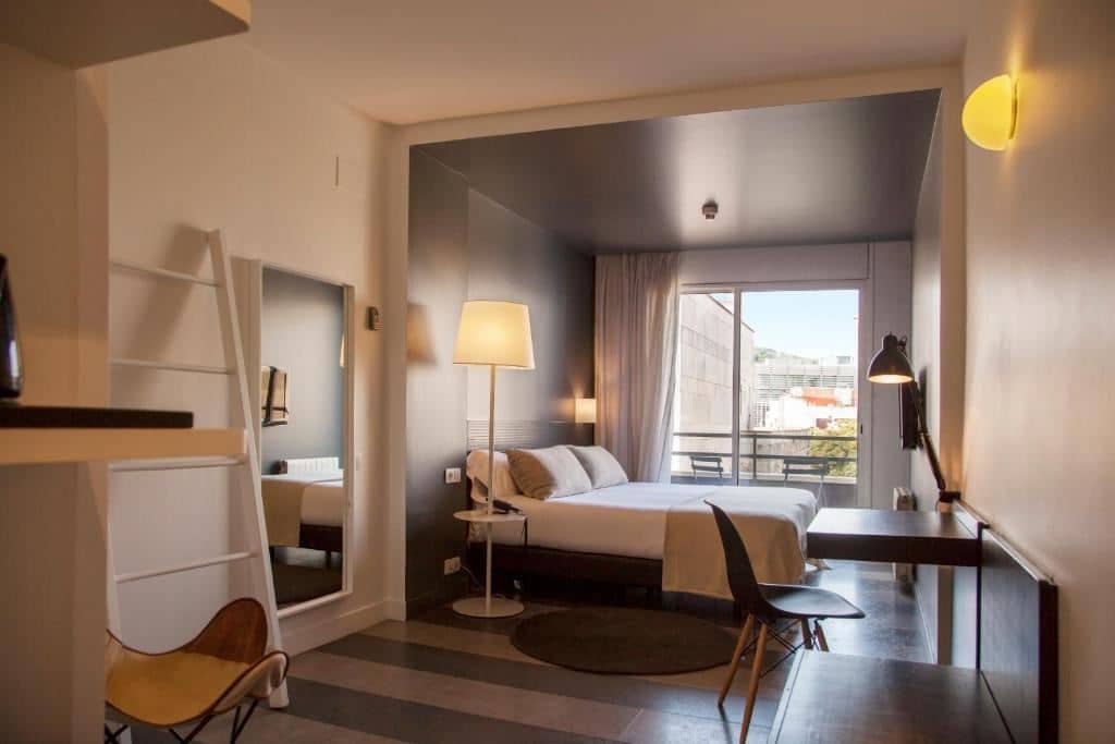 rooms-double-or-twin-superior-with-balcony