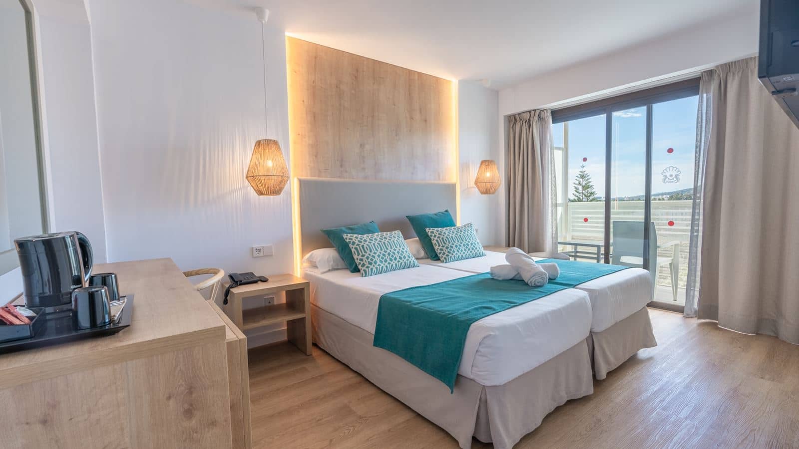 rooms-bahia--double-streetview-1st-2nd-or-3rd-floor-with-balcony-or-terrace