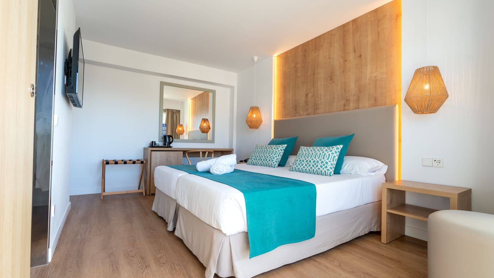 rooms-bahia--double-streetview-1st-2nd-or-3rd-floor-with-balcony-or-terrace